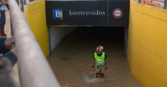 Copertina di Valencia, idrovore al lavoro per pompare acqua dal parcheggio sommerso: “Serviranno alcuni giorni per svuotarlo completamente”