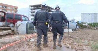 Copertina di Valencia, la ricerca di dispersi e vittime tra le carcasse delle auto. E i volontari ripuliscono le strade dal fango