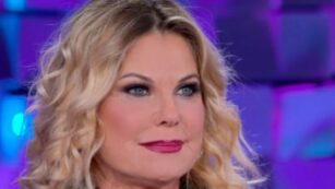 Copertina di “Ho visto cosa c’è dopo la morte: mi sentivo attratta da una luce e da una musica che mi chiamava”: il racconto di Patrizia Pellegrino a Verissimo