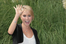 Copertina di “Damiano David ha fatto la comparsa in Un medico in famiglia quando non era famoso. Gli ho chiesto un biglietto, ma niente da fare”: lo rivela Margot Sikabonyi