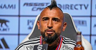 Copertina di Scandalo in Cile, Arturo Vidal e altri calciatori del Colo Colo accusati di stupro. La sorella della vittima: “Drogata e violentata in un bar”