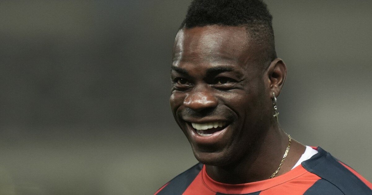 Mario Balotelli debutta col Genoa: 10 minuti e già un cartellino giallo. Com’è andato il suo ritorno in Serie A