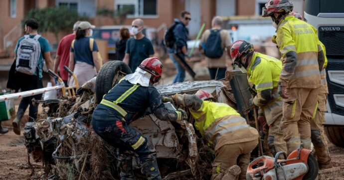 Valencia: 222 morti, obitorio per 400. Sánchez e il Re nella stanza dei bottoni
