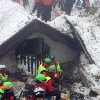 Copertina di “Vogliamo solo giustizia, 9 anni tragici e logoranti”. La madre di una vittima nel giorno della commemorazione per la tragedia di Rigopiano