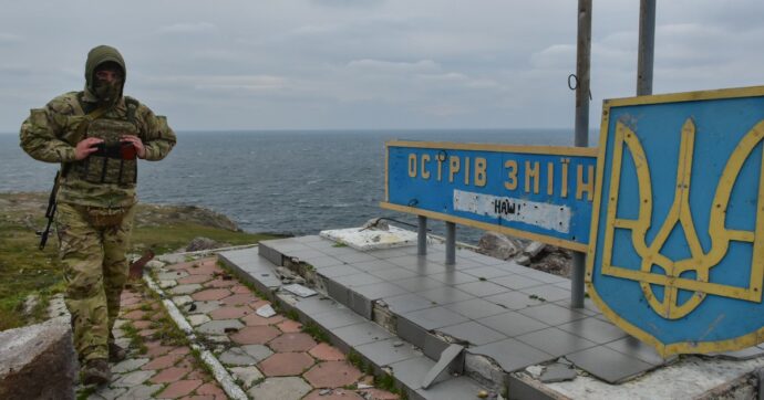 Esplosioni nelle acque russe del Mar Nero nei pressi di Snake Island, territorio conteso tra Russia e Ucraina. “Sta succedendo qualcosa di grave, di cui non sappiamo quasi nulla”