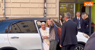 Copertina di Papa Francesco fa visita a casa di Emma Bonino dopo il ricovero in terapia intensiva: “L’ho trovata benissimo” – Video