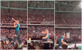 Copertina di Chris Martin dei Coldplay precipita in una botola durante il concerto. Viene salvato da un tecnico: “Grazie per avermi aiutato” – IL VIDEO