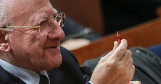 Copertina di De Luca senza freni: passa il 3° mandato, ma vuole anche il 4°