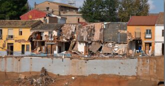 Copertina di Alluvione a Valencia, edifici sventrati e ponti crollati a Picanya: le immagini della città distrutta