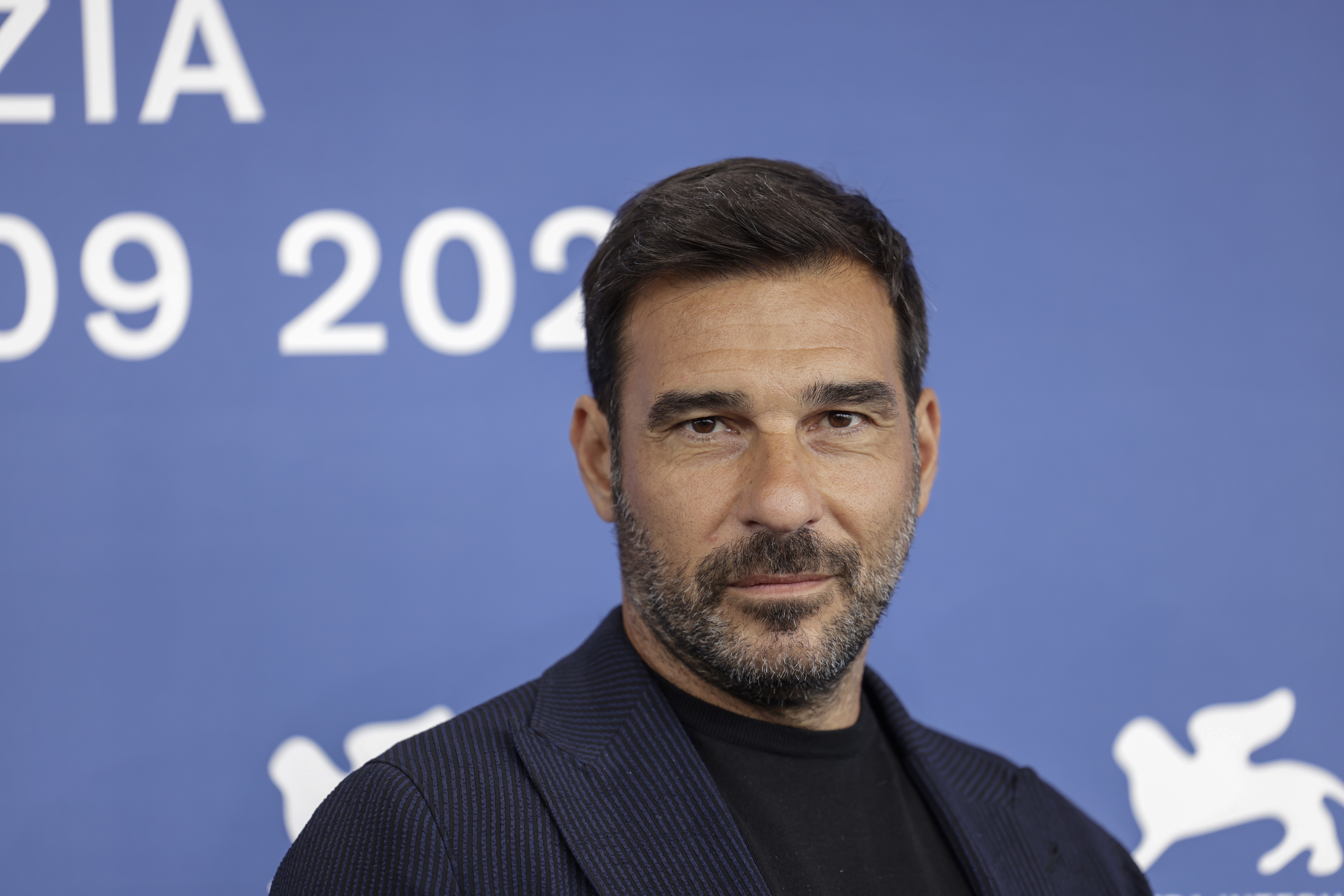 “Le cose belle sono arrivate tutte dopo i 40 anni. Piango molto, piangere è una cosa molto virile”: le confessioni di Edoardo Leo