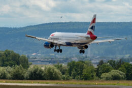 Copertina di Pilota della British Airways collassa e muore a 47 anni durante una pausa tra due voli: la tragedia in un resort di lusso ai Caraibi