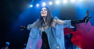 Copertina di “Mi farò travolgere da ciò che mi spaccherà il cuore a metà”: Laura Pausini a Londra per l’atto finale del tour mondiale. Nello show la dedica alle vittime di Valencia