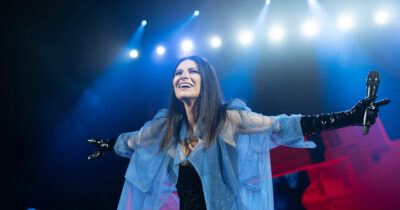 Copertina di Laura Pausini e “l’anno nero” delle sue finanze: ricavi dimezzati nel 2024 e perdita di 1,2 milioni in bilancio
