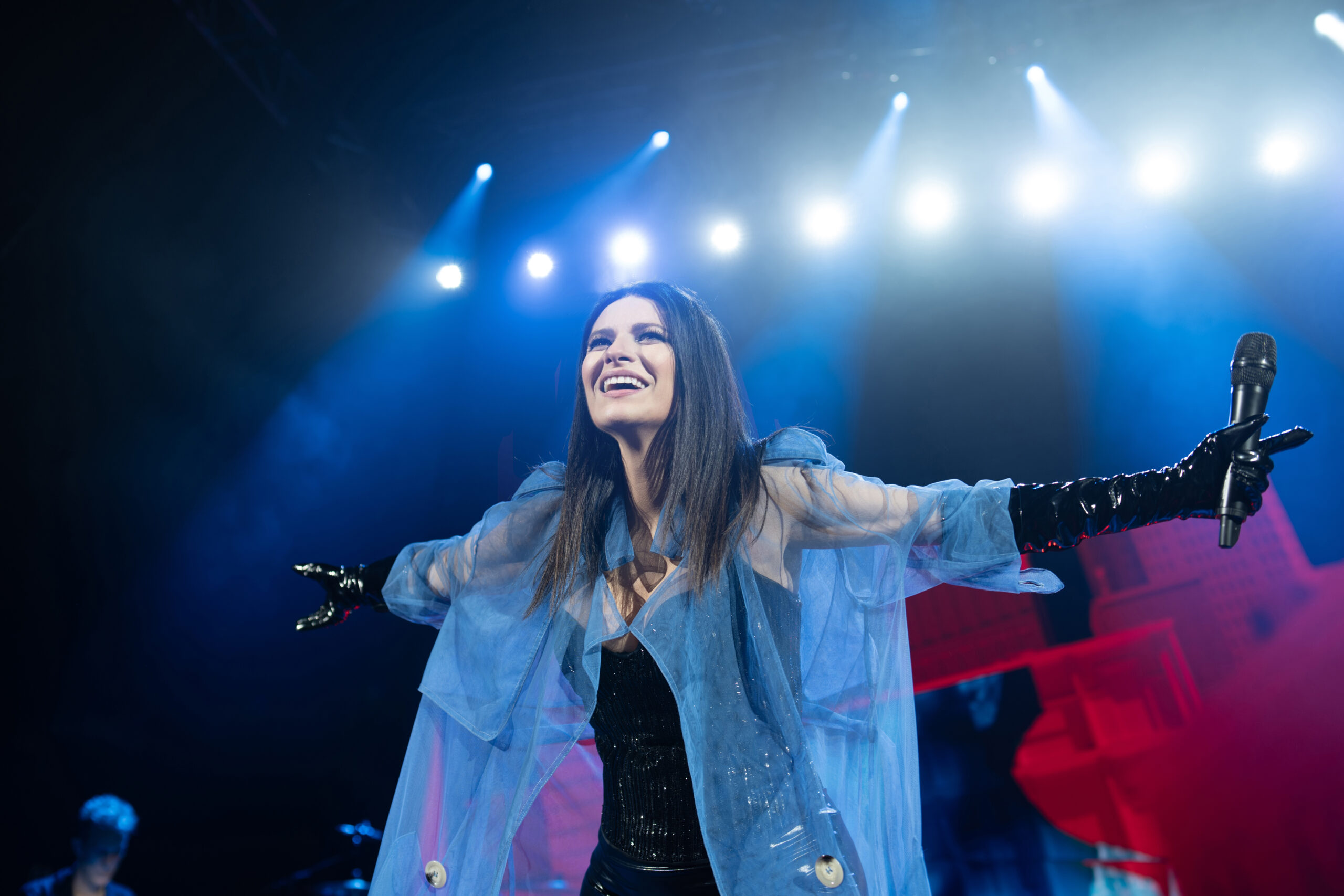 “Mi farò travolgere da ciò che mi spaccherà il cuore a metà”: Laura Pausini a Londra per l’atto finale del tour mondiale. Nello show la dedica alle vittime di Valencia