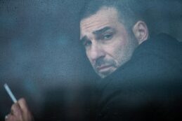 Copertina di Edoardo Leo: “Quando una ragazza passa davanti a un tavolo di quattro maschi, viene fissata come carne da macello. Io se sto a quel tavolo, me ne vado”