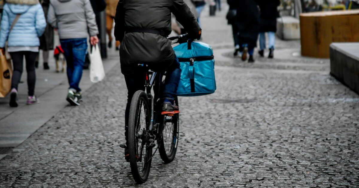 Ordina una pizza, poi rapina e accoltella il rider: fermato un 21enne vicino a Roma