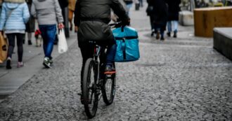 Copertina di Ordina una pizza, poi rapina e accoltella il rider: fermato un 21enne vicino a Roma