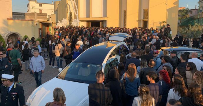 I funerali di Santo: “Dio paralizzi le mani di che vende le pistole”