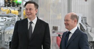 Copertina di Elon Musk insulta Olaf Scholz dopo la crisi di governo in Germania: “È uno stupido”