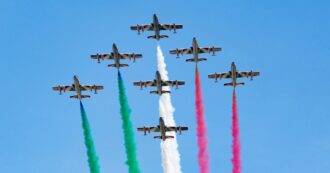 Copertina di Venezia, docente fa un post contro le Frecce tricolori sul profilo Facebook privato: ora rischia sanzioni disciplinari a scuola