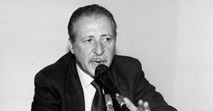 L’esibizione della borsa semi carbonizzata di Borsellino a Montecitorio mi turba profondamente