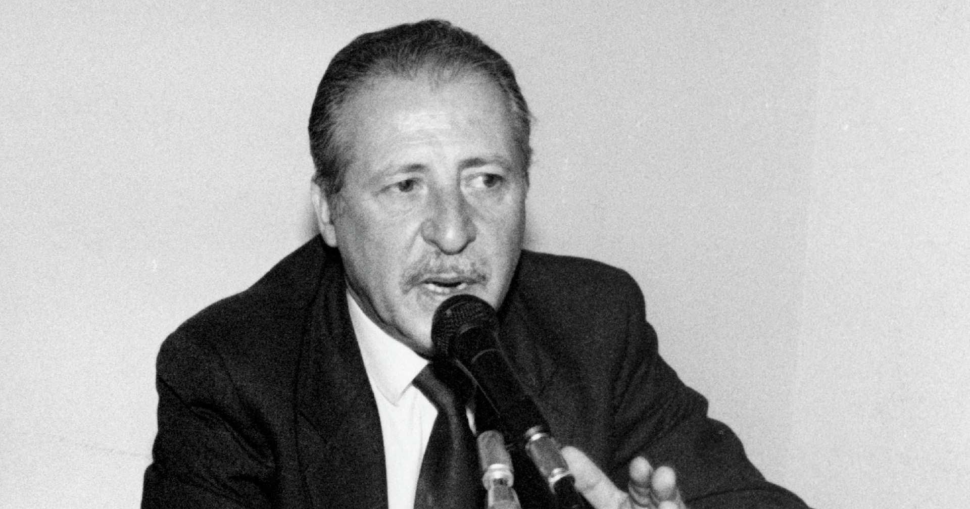 L’esibizione della borsa semi carbonizzata di Borsellino a Montecitorio mi turba profondamente L’esibizione della borsa semi carbonizzata di Borsellino a Montecitorio mi turba profondamente