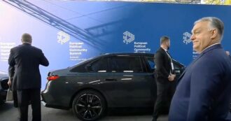 Copertina di La gaffe del presidente rumeno Iohannis: scende dall’auto ma non saluta subito Orban. E il premier ungherese reagisce così – Video