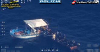 Copertina di Migranti arrivati su un peschereccio tunisino e trasbordati su un barchino di ferro: fermati tre presunti scafisti – Video