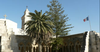 Copertina di Gerusalemme, la polizia israeliana irrompe nel santuario francese e arresta due gendarmi. Parigi convoca l’ambasciatore