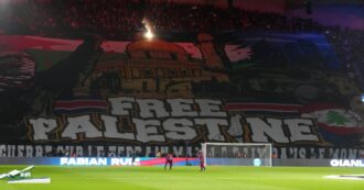 Copertina di “Palestina libera”: il gigantesco striscione dei tifosi del Psg diventa un caso. Il club rischia la multa Uefa, il governo invoca la censura