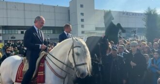 Copertina di Lollobrigida e Zaia salgono in sella a due cavalli: la posa davanti ai fotografi alla Fieracavalli di Verona – Video