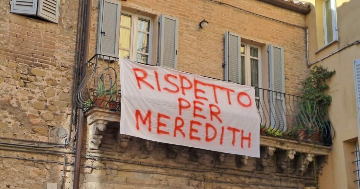 “Rispetto per Meredith, è inaccettabile speculare su una tragedia”: proteste a Perugia per le riprese della serie tv di Amanda Knox