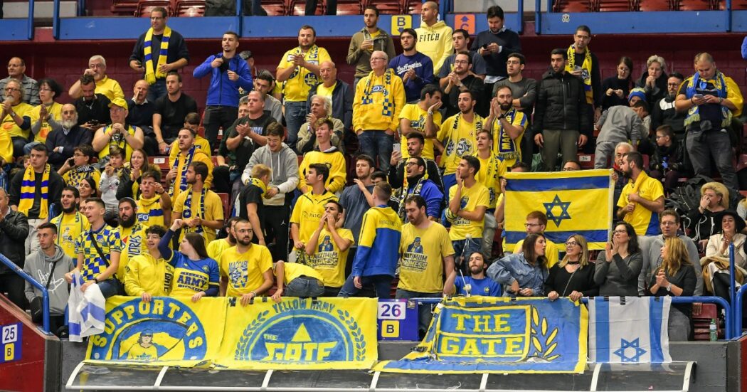 https://st.ilfattoquotidiano.it/wp-content/uploads/2024/11/08/Maccabi_Tel_Aviv_Tifosi_Basket-1050x551.jpg