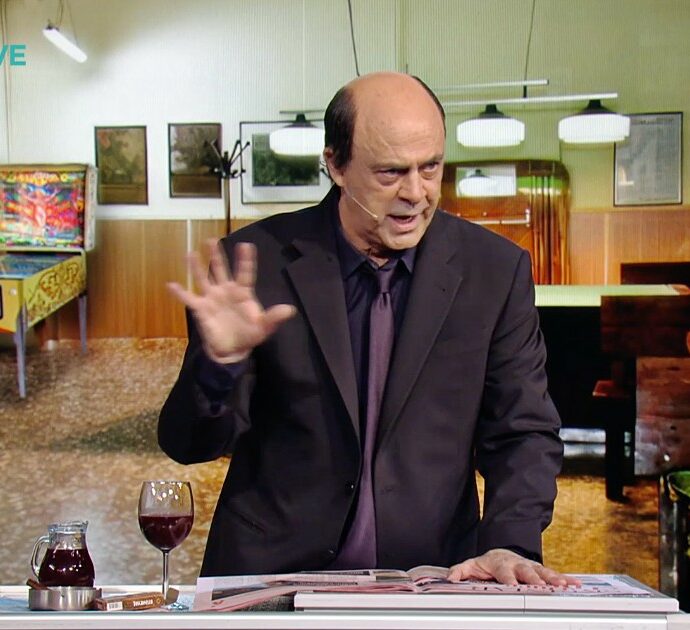 Crozza/Bersani e l’amaro monologo al bar: “Un tempo qui mangiavamo pane e salame con gli operai. Oggi prendiamo le crudité da Cracco”