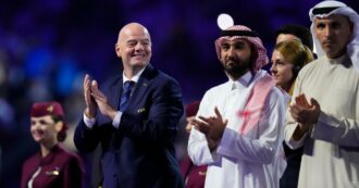 Copertina di Nessuna violazione dei diritti umani nel report della Fifa: così Infantino vuole assegnare il Mondiale 2034 all’Arabia di bin Salman