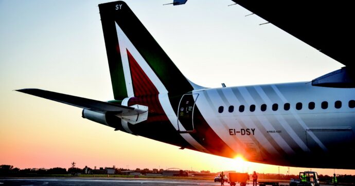 Copertina di Alitalia dà il via  ai licenziamenti:  sono gli ultimi 2.059 lavoratori