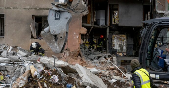 Terrore su Kharkiv, obiettivo: svuotare la città e poi colpirla