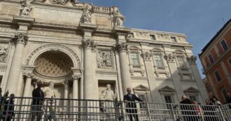 Copertina di Fontana di Trevi, inaugurata la nuova passerella per osservare l’opera da vicino. Il sindaco Gualtieri: “Una possibilità unica”