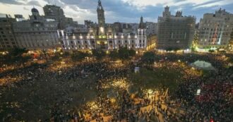 Copertina di Valencia protesta contro il governatore Mazòn, 130mila in piazza 11 giorni dopo l’alluvione: “Il popolo moriva e lui mangiava”