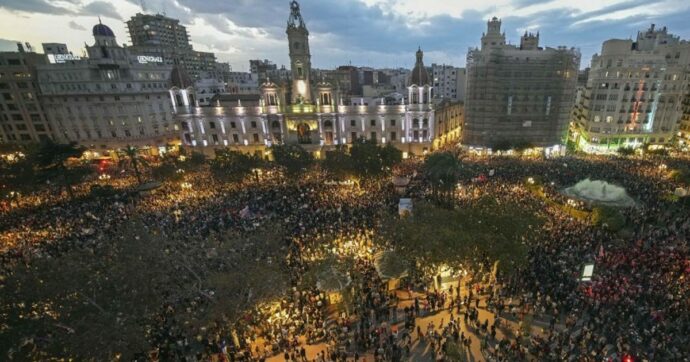 Valencia protesta contro il governatore Mazòn, 130mila in piazza 11 giorni dopo l’alluvione: “Il popolo moriva e lui mangiava”