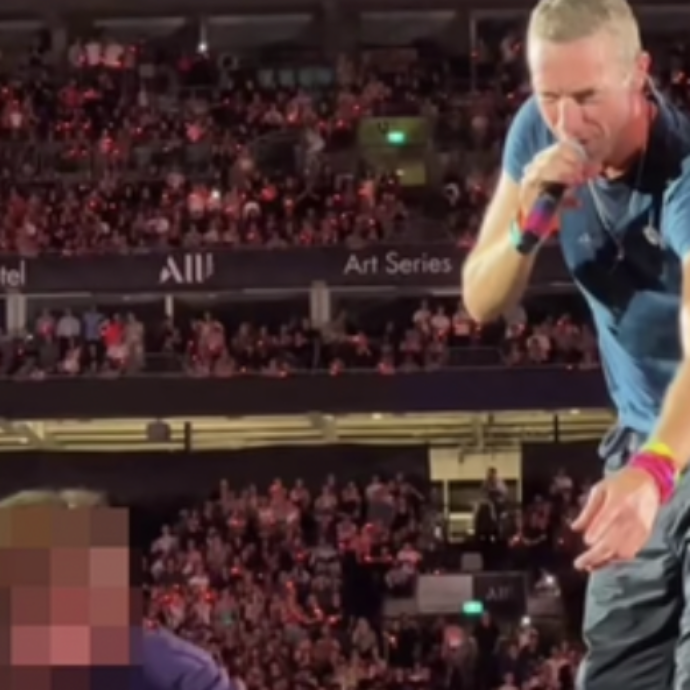 Chris Martin ferma il concerto a Sidney per aiutare un bambino “pressato” dalla folla – Il video è virale