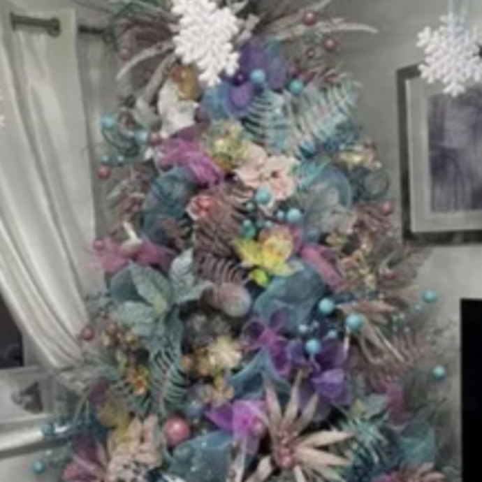 “Ho già fatto l’albero di Natale spendendo 180 euro, ho postato le foto su Facebook e ho ricevuto una marea di offese”: la storia di Joanne Rayworth