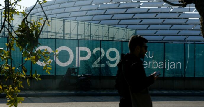 A Baku più lobbisti che scienziati, attivisti silenziati: Cop29 è sempre più antidemocratica