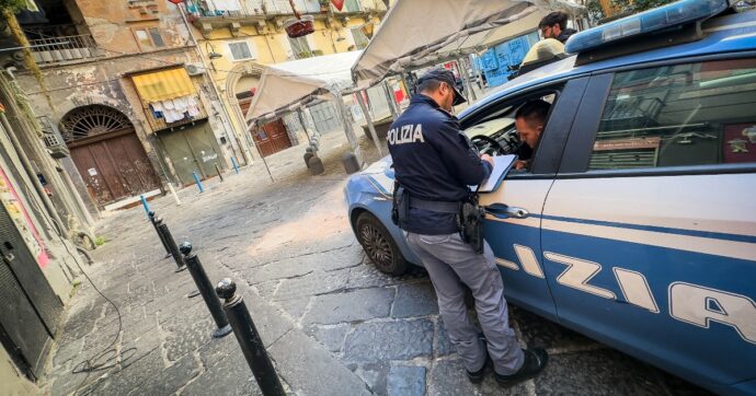 Diciottenne ucciso a Napoli, il racconto del fermato: “Ho trovato la pistola sotto un’auto, pensavo fosse finta”