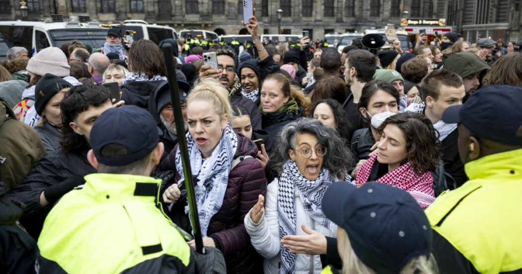 https://st.ilfattoquotidiano.it/wp-content/uploads/2024/11/10/proteste-Amsterdam-1200--1050x551.jpg