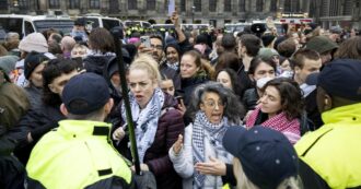 Copertina di Corteo non autorizzato ad Amsterdam dopo gli scontri con i tifosi israeliani: almeno 100 arresti tra manifestanti pro Palestina