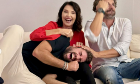 Copertina di “Nel van di Casa a Prima Vista stiamo a piedi nudi. Poi faccio la pennichella e metto il cuscino sulle gambe di Corrado”: la confessione di Nadia Mayer