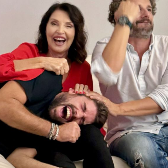 “Nel van di Casa a Prima Vista stiamo a piedi nudi. Poi faccio la pennichella e metto il cuscino sulle gambe di Corrado”: la confessione di Nadia Mayer