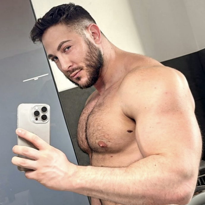 “Grazie a Onlyfans ho comprato una casa a Milano senza mutuo e una Mercedes, ma guadagno di più facendo l’escort”: la storia dell’ex cantante Alex Palmieri