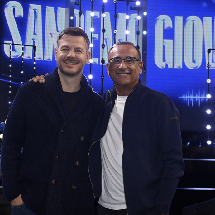 Alessandro Cattelan: “Probabile che Sanremo non lo farò mai, sono un po’ di nicchia ma non sfigato”. Carlo Conti rilancia: “Condurrà con me la Finale”